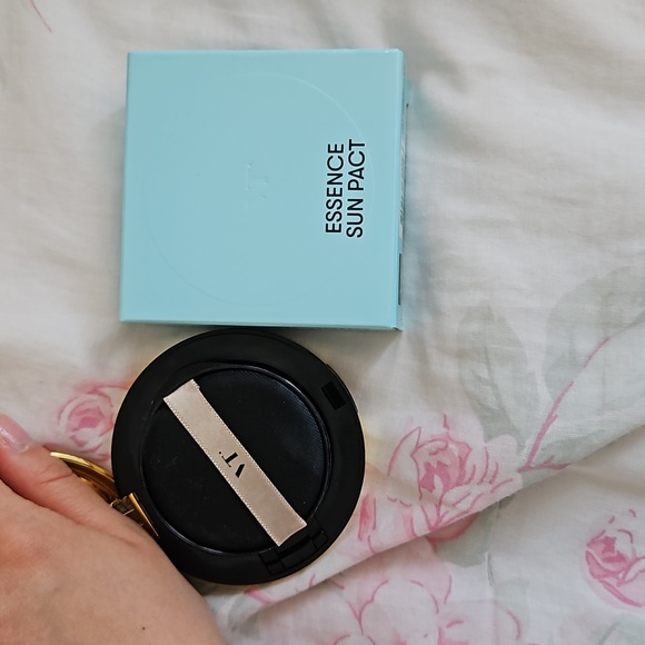 NEW VT Essence Sun Pact Korean Sunscreen - Picture 3 of 3